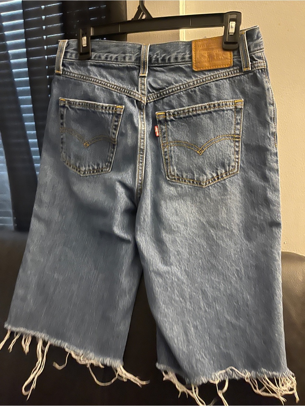 Levi 80’Mom Jean Raw Hem Denim Bermuda Jorts Blue Sz 29 EUC